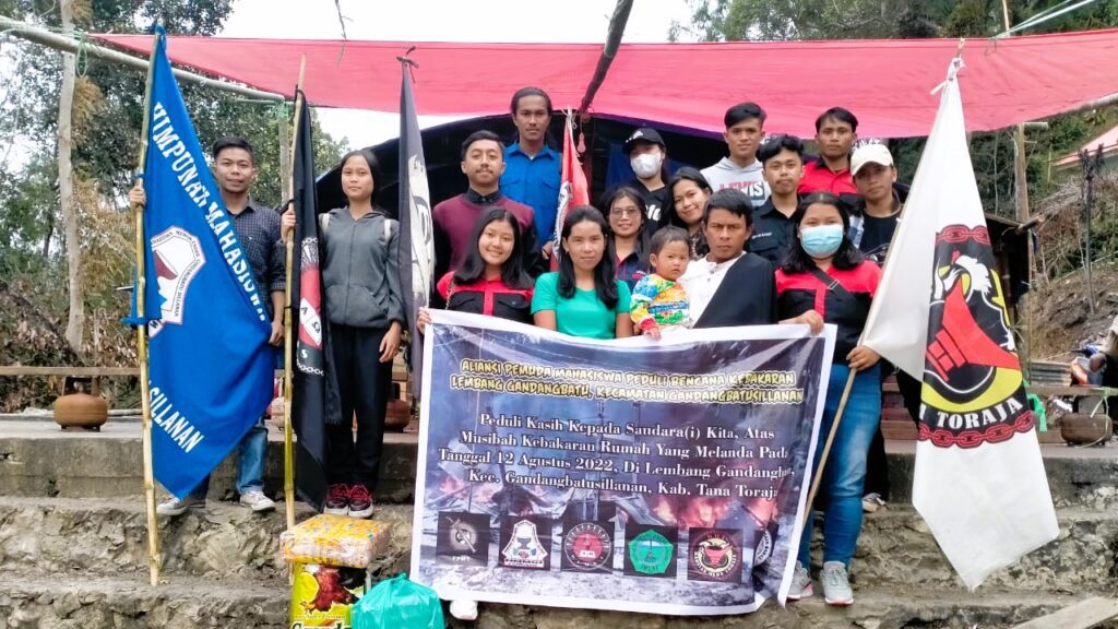 Aliansi Pemuda Mahasiswa Toraja Peduli Korban Kebakaran di Gandangbatu Sillanan
