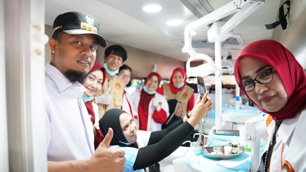 Dukung Baksos IKA Unhas, Pemprov Sulsel Turunkan Nakes Beri Layanan Pemeriksaan Kesehatan Gratis di Bone