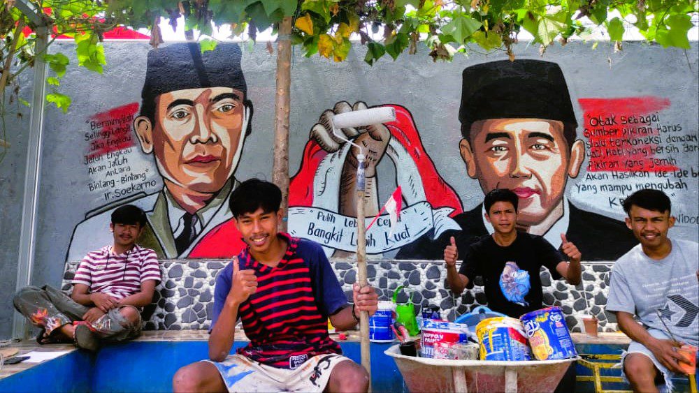 Penggiat Seni di Toraja Lukis Wajah Proklamator Soekarno dan Presiden Jokowi