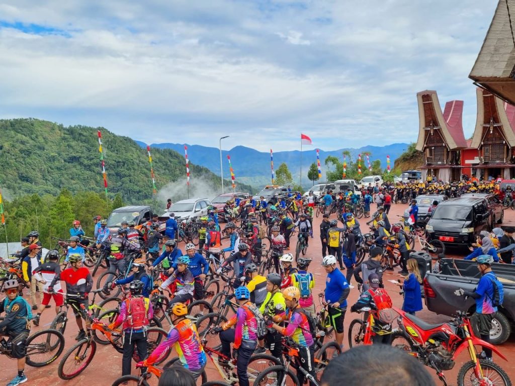 Ratusan Bikers Ikuti Toraja Fun XC Sambil Nikmati Alam Desa Wisata di Toraja Utara