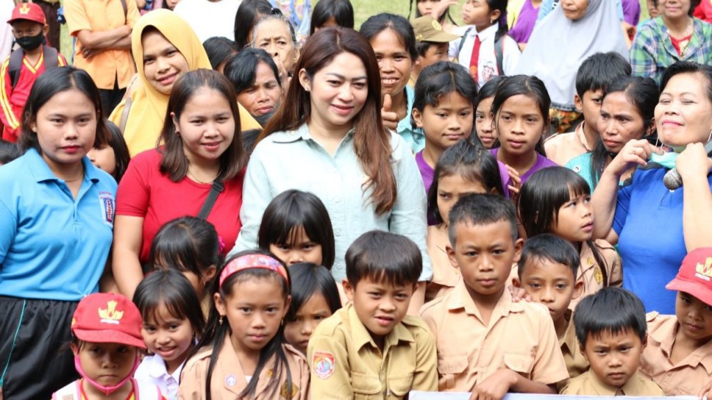 Motivasi Siswa Melalui Beasiswa, Eva Stevany Rataba Kunjungi 3 Sekolah di Tana Toraja