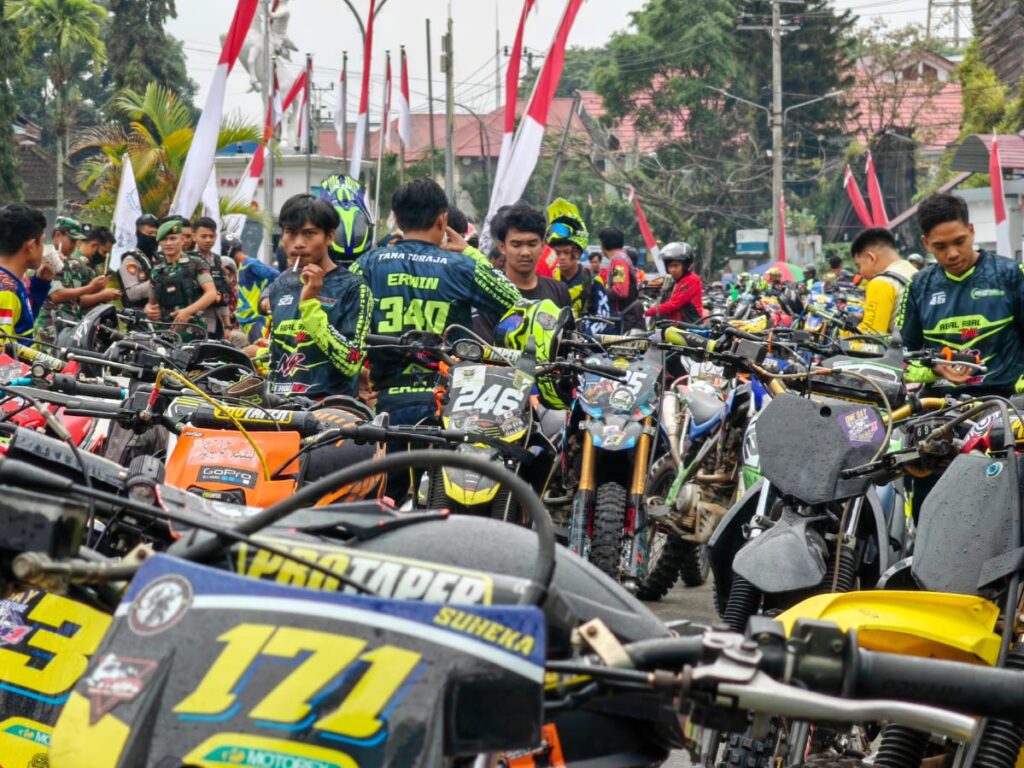 Rider Se-Nusantara Jelajah Bumi Lakipadada 3 Rider Se-Nusantara Jelajah Bumi Lakipadada