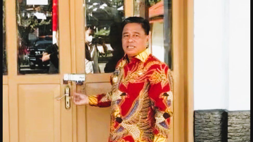 Bupati Ombas Kesal Kantor Kecamatan Sesean Masih Terkunci Jumat Pagi