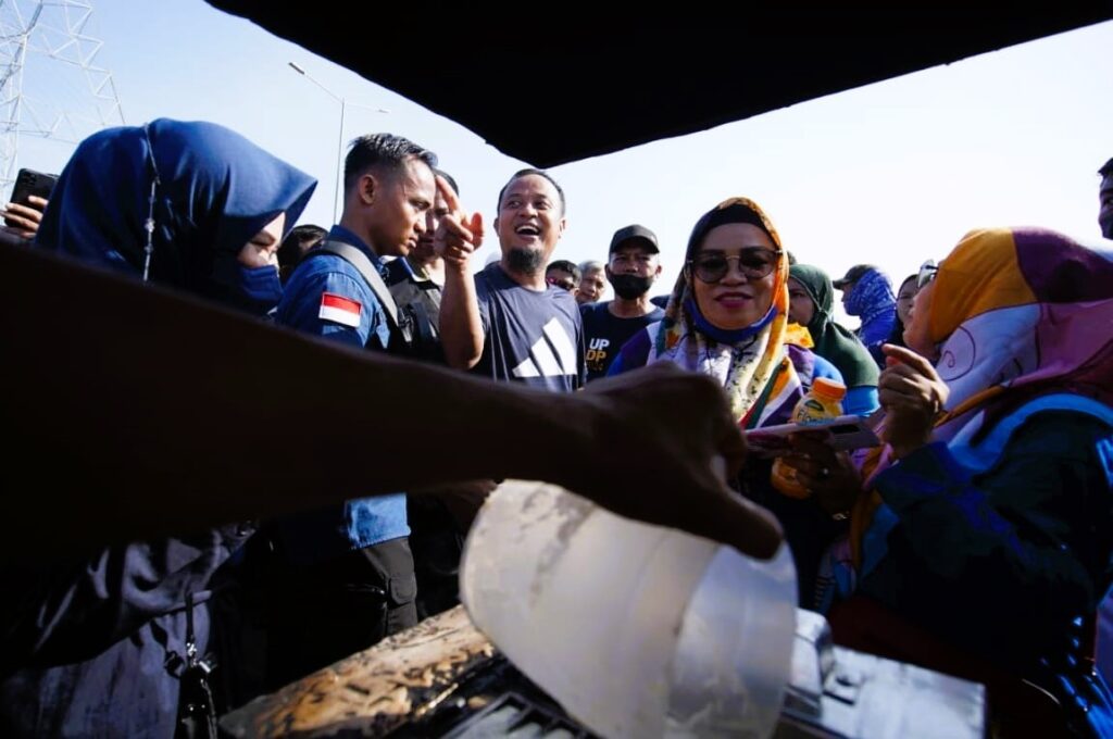 Jalan Sehat Partai Nasdem, Gubernur Andi Sudirman Borong Dagangan Buroncong di CPI