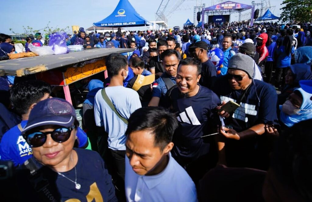 Jalan Sehat Partai Nasdem, Gubernur Andi Sudirman Borong Dagangan Buroncong di CPI 2 Jalan Sehat Partai Nasdem, Gubernur Andi Sudirman Borong Dagangan Buroncong di CPI
