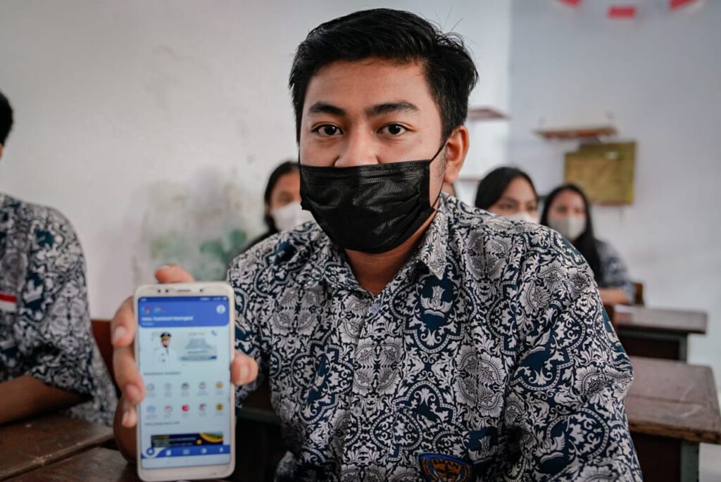 Gubernur Andi Sudirman Tinjau Proses Pembelajaran Smart School di SMAN 5 Tana Toraja