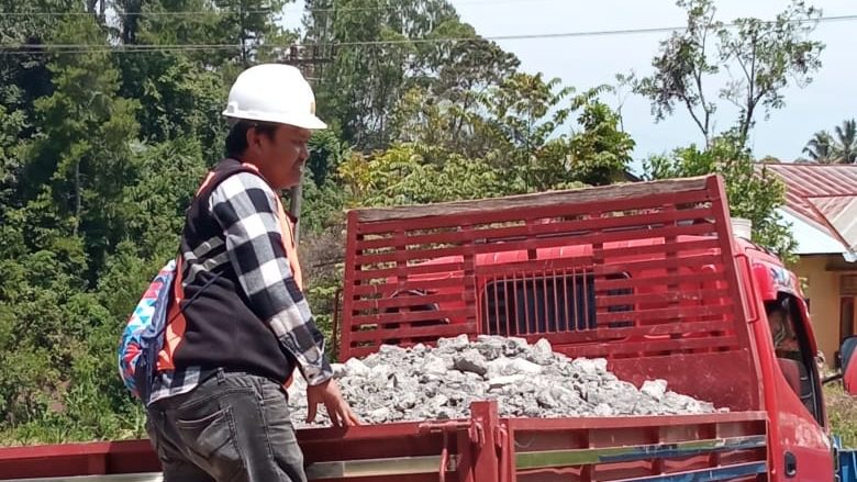 Warga Perantau Batualu Selatan Tana Toraja Patungan Perbaiki Ruas Jalan Kabupaten 2 Warga Perantau Batualu Selatan Tana Toraja Patungan Perbaiki Ruas Jalan Kabupaten