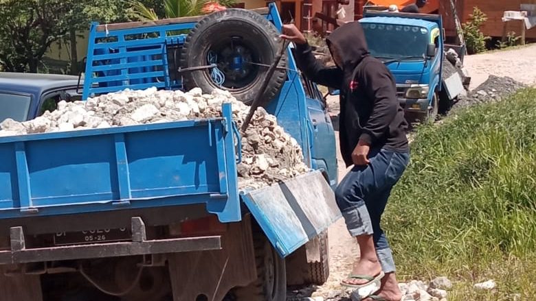 Warga Perantau Batualu Selatan Tana Toraja Patungan Perbaiki Ruas Jalan Kabupaten
