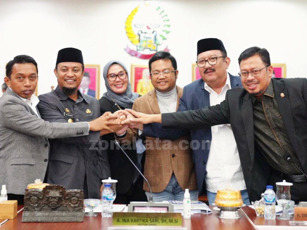 Gubernur dan Ketua DPRD Sulsel Tandatangani Nota Kesepakatan Perubahan KUA-PPAS 2022 2 Gubernur dan Ketua DPRD Sulsel Tandatangani Nota Kesepakatan Perubahan KUA-PPAS 2022