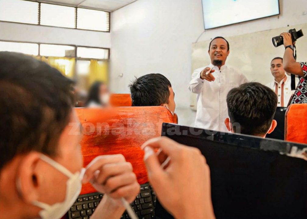 Pantau Pembelajaran Smart School, Gubernur Beri Kuis Matematika di SMAN 1 Tana Toraja