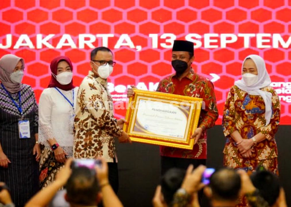 Komitmen Dalam Pemenuhan Guru di Sulsel, Gubernur Andi Sudirman Terima Penghargaan Menpan-RB