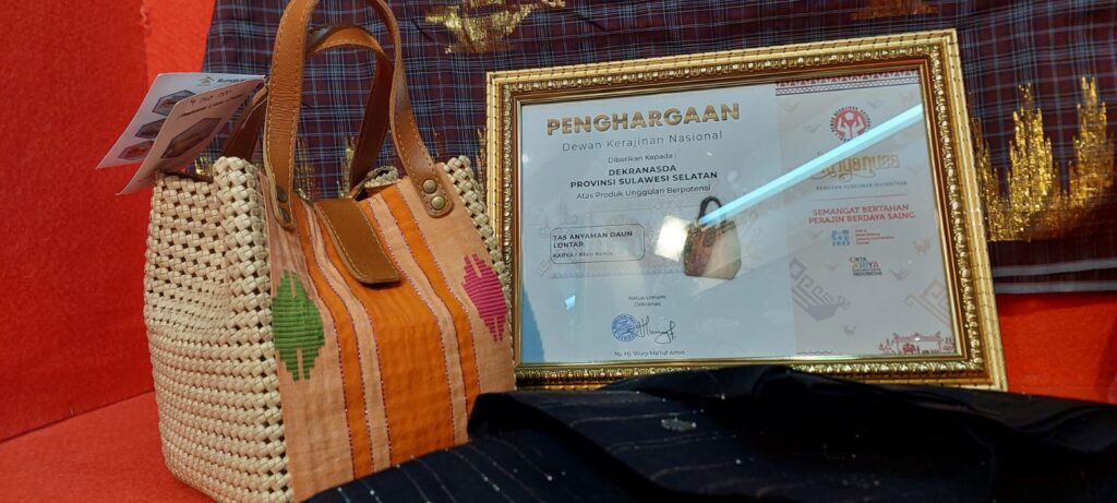 Tas Anyaman Lontar Raih Penghargaan, Dekranasda Sulsel Komitmen Angkat Produk Lokal