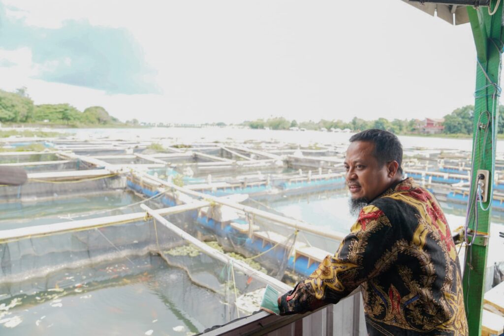 Gubernur Andi Sudirman Tinjau Usaha Budidaya Perikanan Keramba Apung di Balang Baru Tamalate