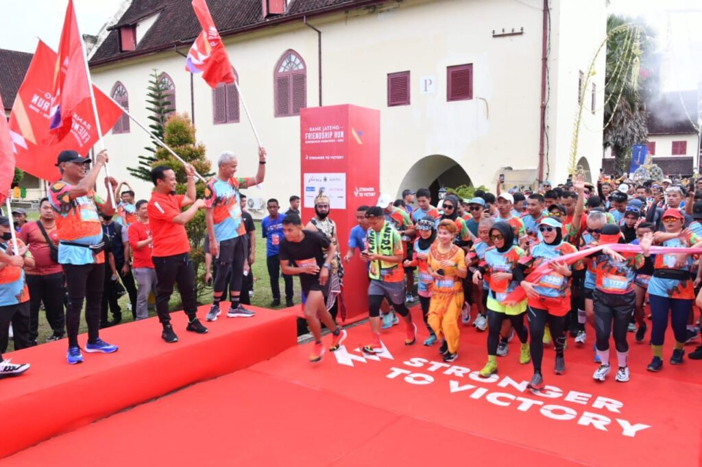 Ganjar Pranowo – Andi Sudirman Lepas Runner Bank Jateng Friendship Run di Benteng Rotterdam