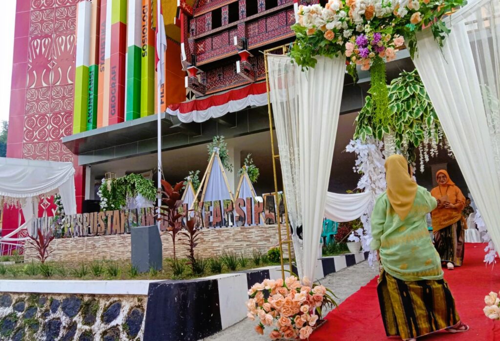 Gedung Perpustakaan Rp 8,9 Miliar di Tana Toraja Jadi Tempat Nikahan 3 Gedung Perpustakaan Rp 8,9 Miliar di Tana Toraja Jadi Tempat Nikahan