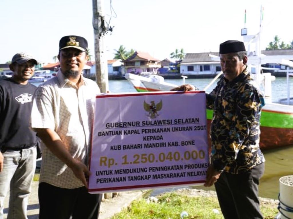 Gubernur Andi Sudirman Serahkan Bantuan Kapal Perikanan Bagi Kelompok Nelayan di Bone