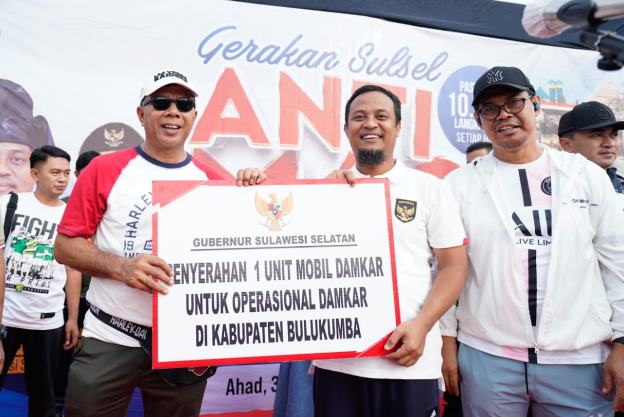Gubernur Serahkan 1 Unit Mobil Damkar di Anti Mager Bulukumba