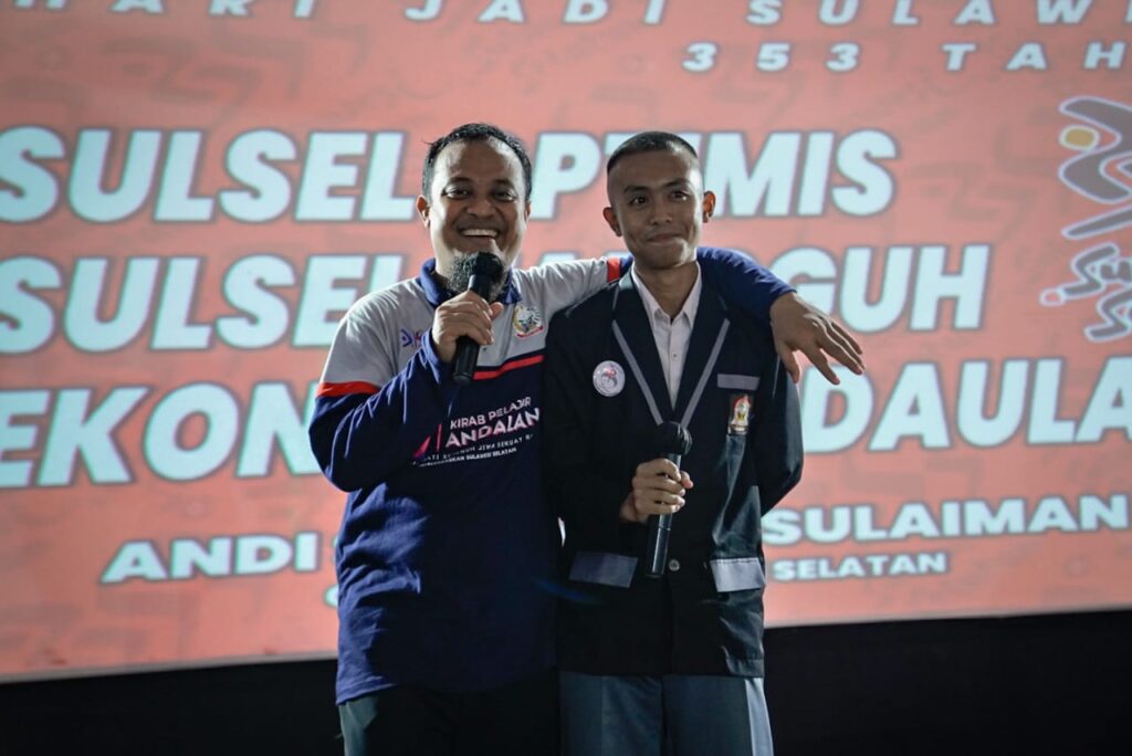 Momentum 353 Tahun Sulsel, Gubernur Andi Sudirman Serahkan Berbagai Bantuan 1 Momentum 353 Tahun Sulsel, Gubernur Andi Sudirman Serahkan Berbagai Bantuan