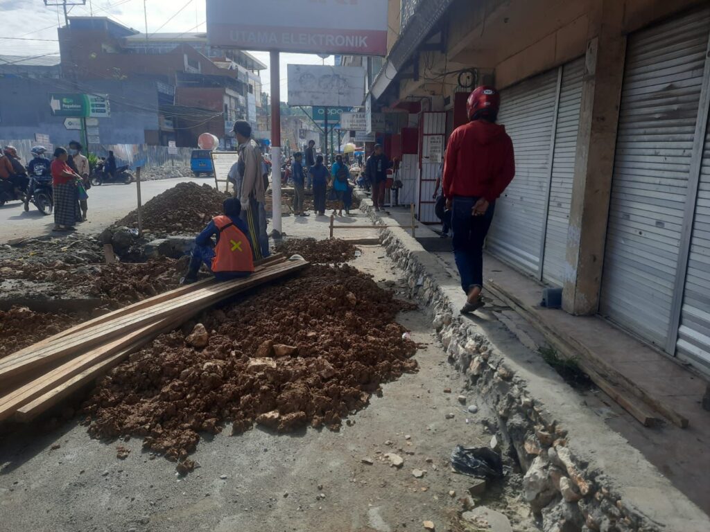 Warga Pasar Bolu Toraja Utara Protes, Dinas PUPR Buat Pondasi Tinggi dan Ambil Hak Milik Ruko