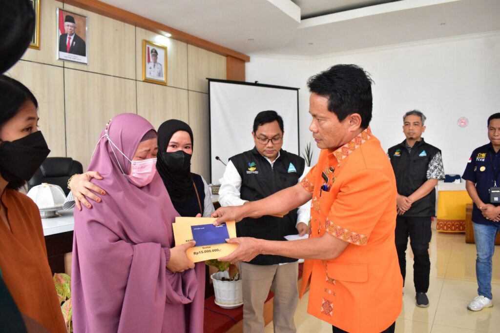 Kementrian Sosial Serahkan Santunan Pada Ahli Waris Korban Kebakaran di Toraja Utara