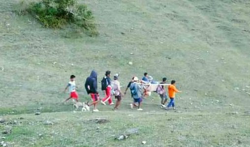 Viral! Warga Sakit di Bau Tana Toraja Ditandu Sejauh 13 KM Menuju Puskesmas