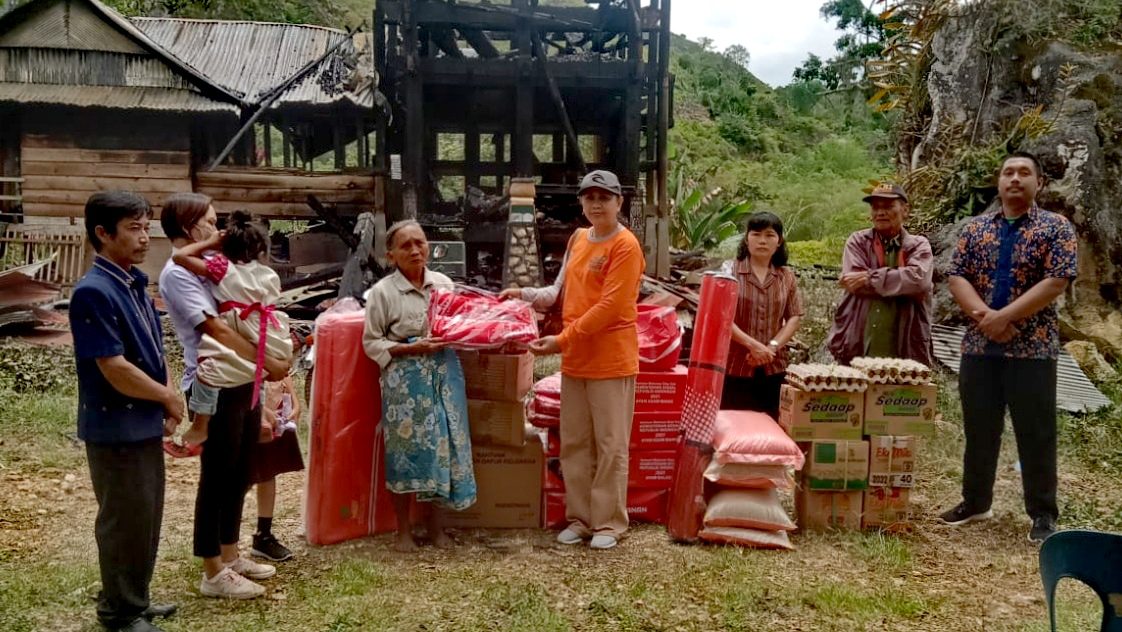 Gubernur Sulsel Bantu Logistik Korban Kebakaran Rumah Tongkonan di Burake Tana Toraja