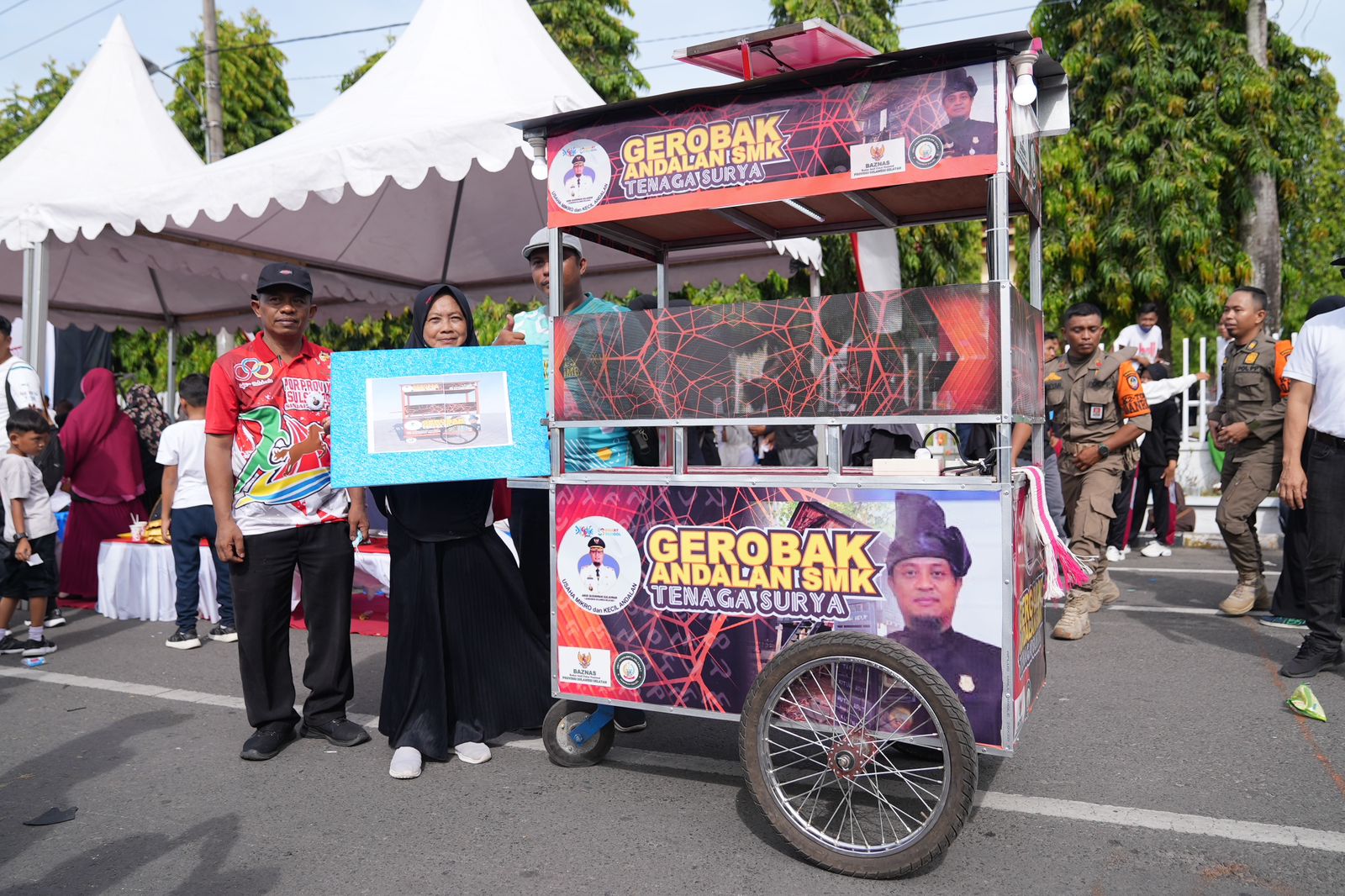 Penjual Sarabba di Bulukumba Dapat Bantuan Gerobak Tenaga Surya Dari Gubernur Andi Sudirman