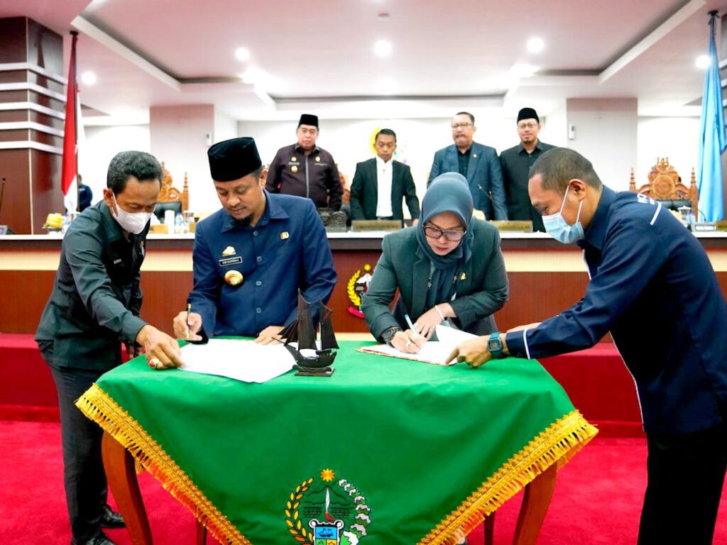 Gubernur Bersama DPRD Sulsel Setujui Ranperda Perubahan APBD 2022 2 Gubernur Bersama DPRD Sulsel Setujui Ranperda Perubahan APBD 2022