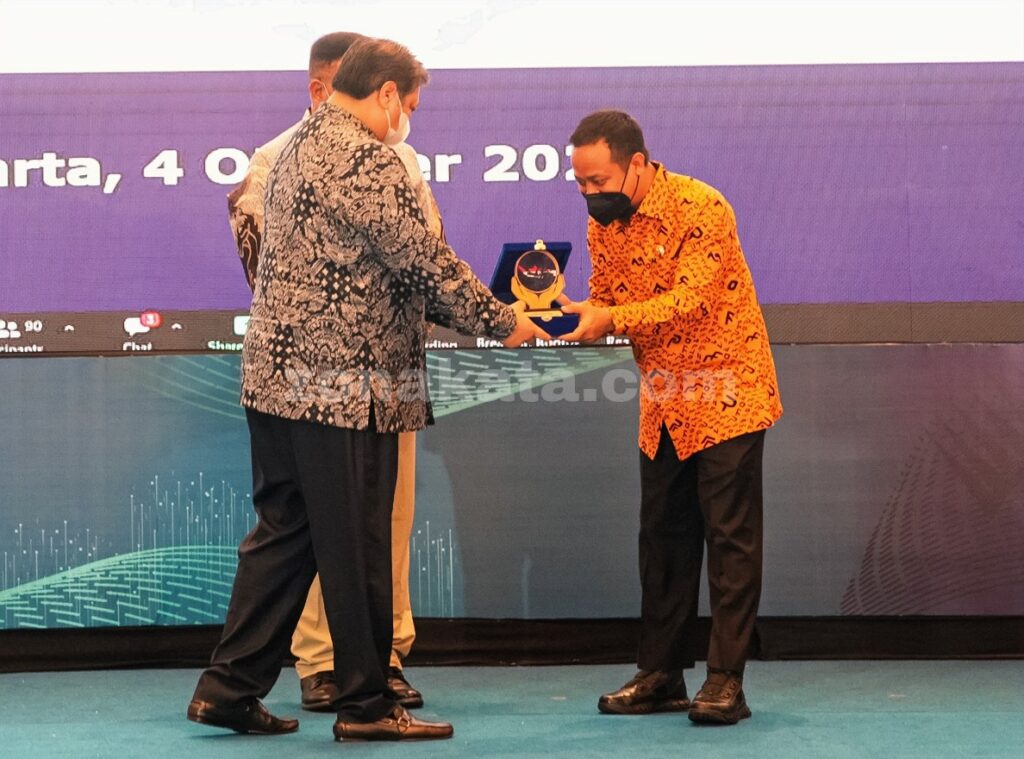 Turunkan Angka Ketidaksesuian Tatakan Secara Drastis, Gubernur Sulsel Raih Penghargaan