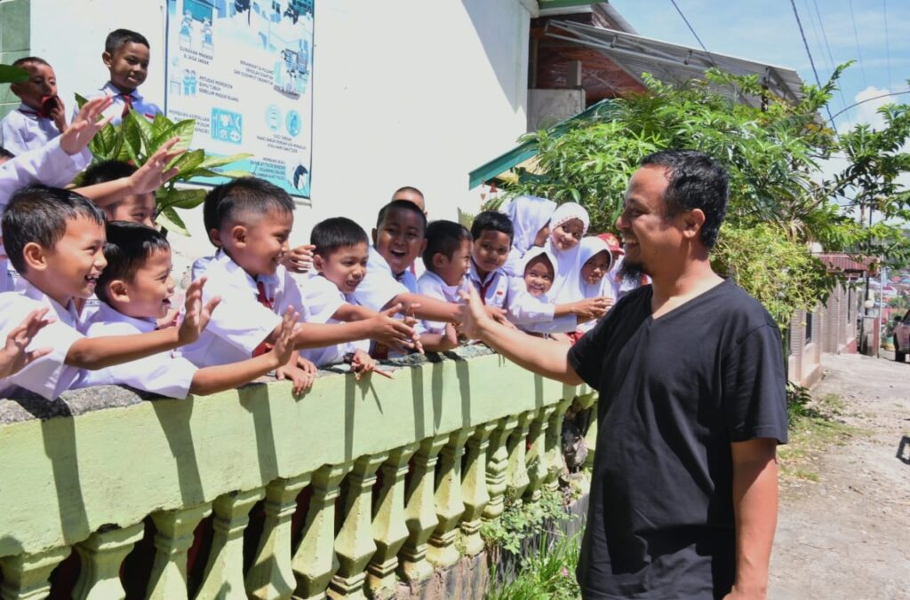 Girangnya Siswa SD Negeri 163 Ara Bulukumba Didatangi Gubernur Andi Sudirman 2 Girangnya Siswa SD Negeri 163 Ara Bulukumba Didatangi Gubernur Andi Sudirman
