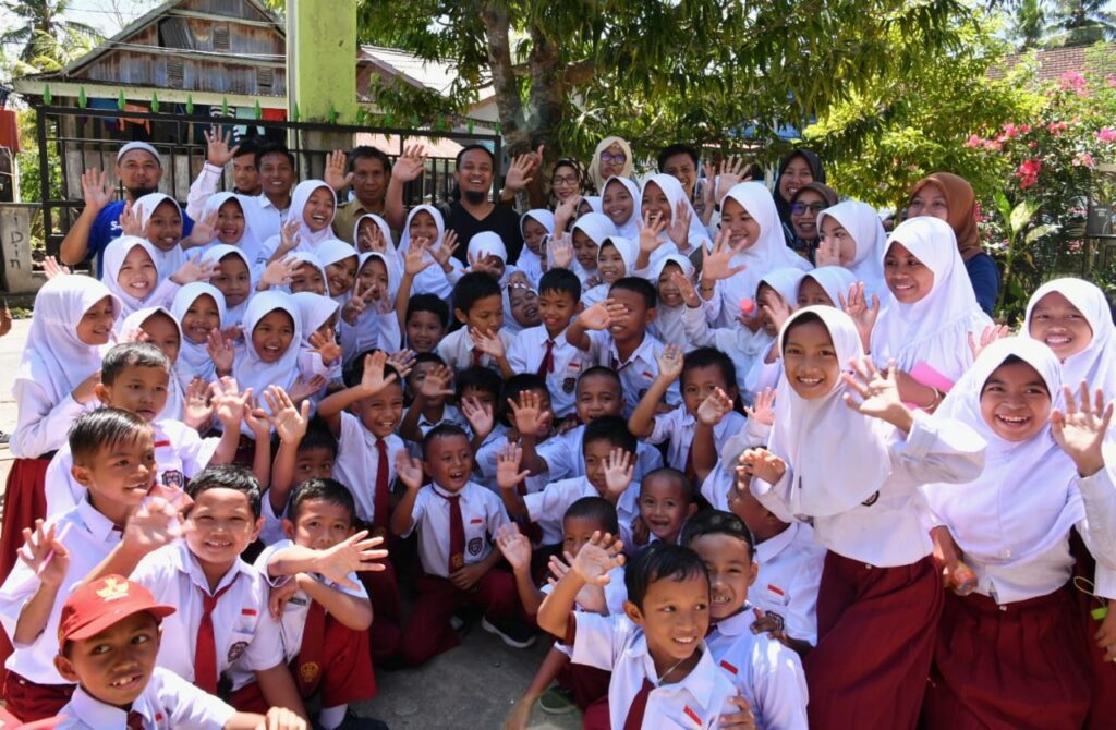 Girangnya Siswa SD Negeri 163 Ara Bulukumba Didatangi Gubernur Andi Sudirman
