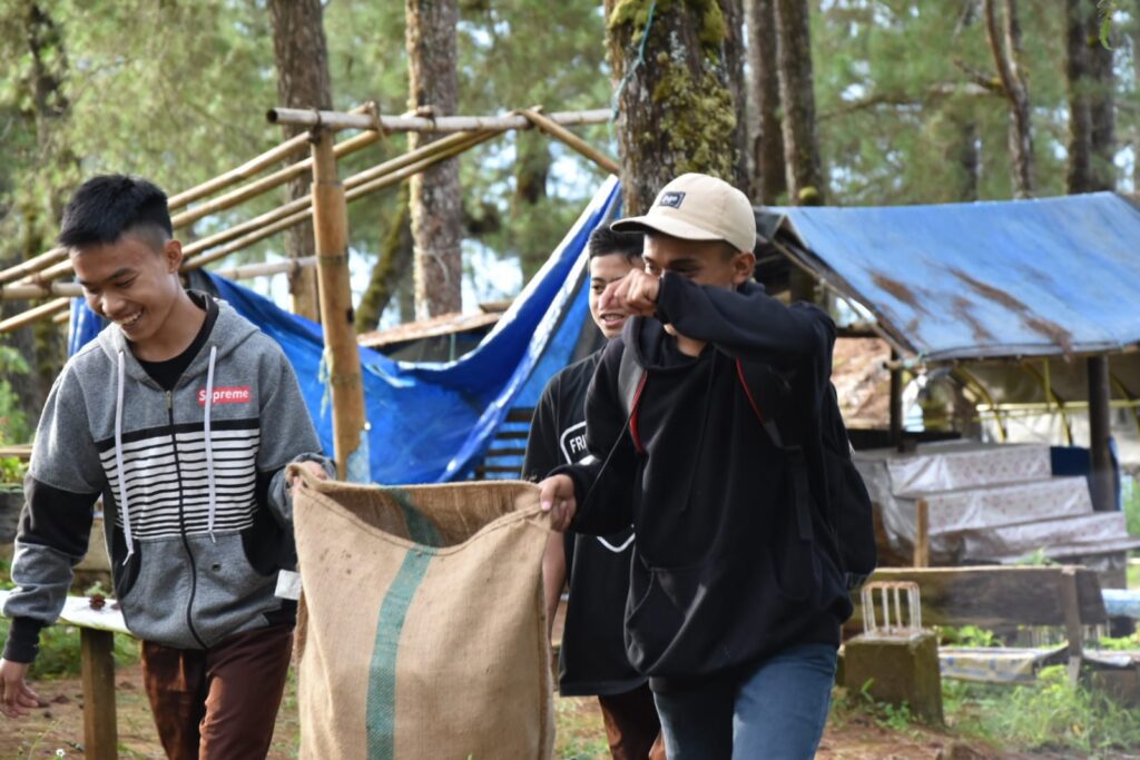 Taekwondo Tana Toraja Kumpulkan Belasan Karung Sampah di Pango-Pango 2 Taekwondo Tana Toraja Kumpulkan Belasan Karung Sampah di Pango-Pango