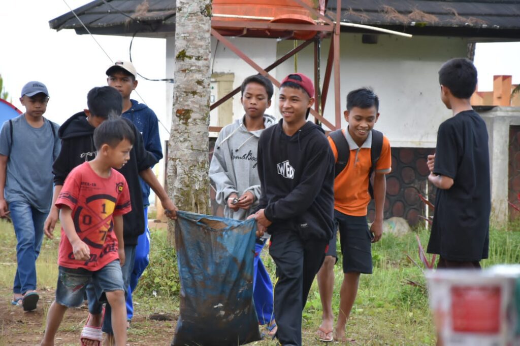 Taekwondo Tana Toraja Kumpulkan Belasan Karung Sampah di Pango-Pango