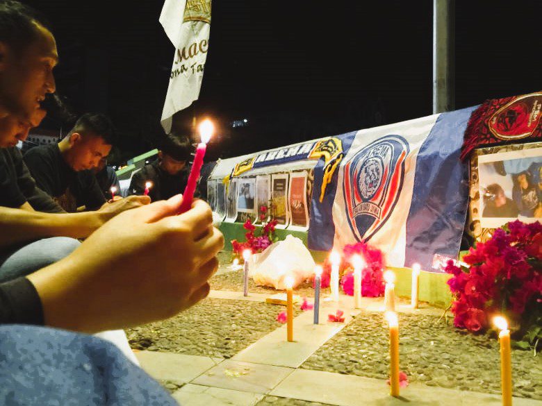 Tragedi Kanjuruhan Malang, The Maczman Toraja Aksi Tabur Bunga dan Nyalakan Lilin di Makale 1 Tragedi Kanjuruhan Malang, The Maczman Toraja Aksi Tabur Bunga dan Nyalakan Lilin di Makale