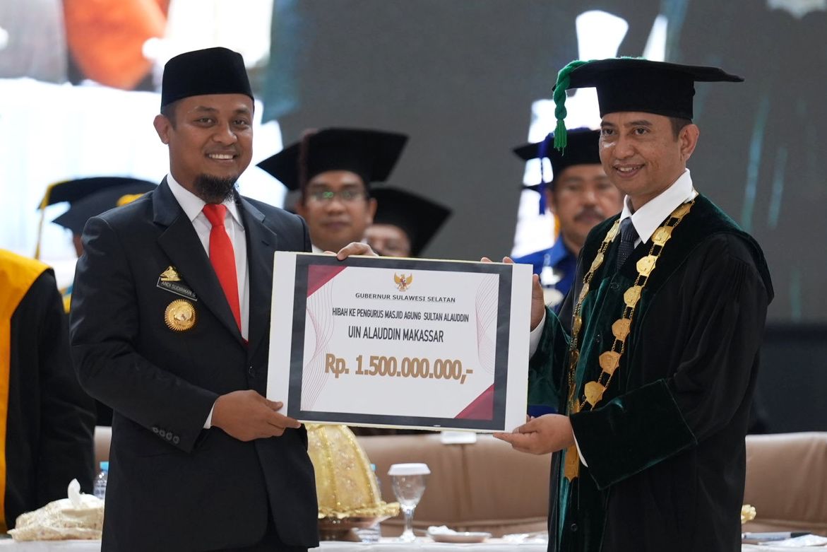 Gubernur Andi Sudirman Serahkan Hibah Rp 1,5 M untuk Masjid Agung Sultan Alauddin UIN 1 Gubernur Andi Sudirman Serahkan Hibah Rp 1,5 M untuk Masjid Agung Sultan Alauddin UIN