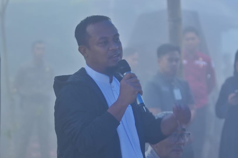 Diselimuti Kabut, Gubernur Andi Sudirman Tanam Bibit Kopi Bareng Warga Gowa di Topidi
