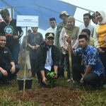 Diselimuti Kabut, Gubernur Andi Sudirman Tanam Bibit Kopi Bareng Warga Gowa di Topidi