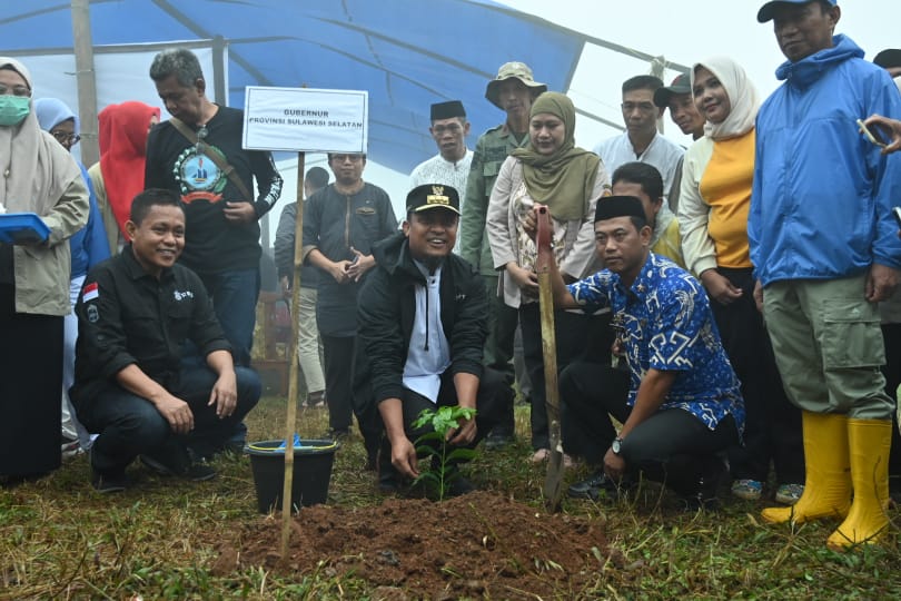 Diselimuti Kabut, Gubernur Andi Sudirman Tanam Bibit Kopi Bareng Warga Gowa di Topidi