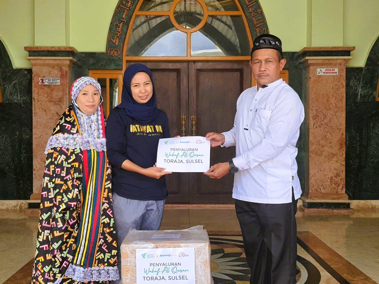 Dompet Dhuafa Sulsel Salurkan Wakaf Al-Quran Kesejumlah TPA di Toraja Utara