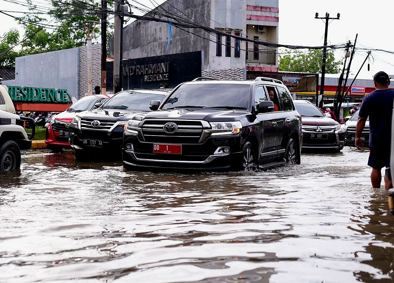 Gubernur Andi Sudirman Sambangi Korban Banjir di Biringkanaya