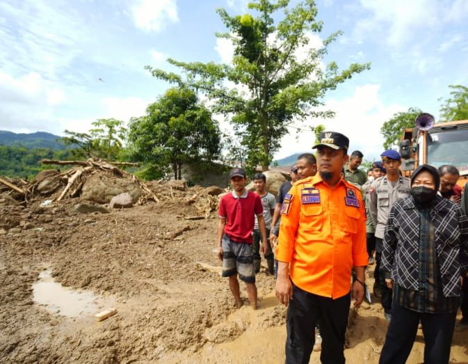 Gubernur Sulsel Bersama Menteri Sosial Tinjau Longsor di Gowa