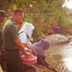 Serda Amir Belum Ditemukan, Keluarga-Kodim Tabur Bunga di Sungai Maiting Toraja Utara