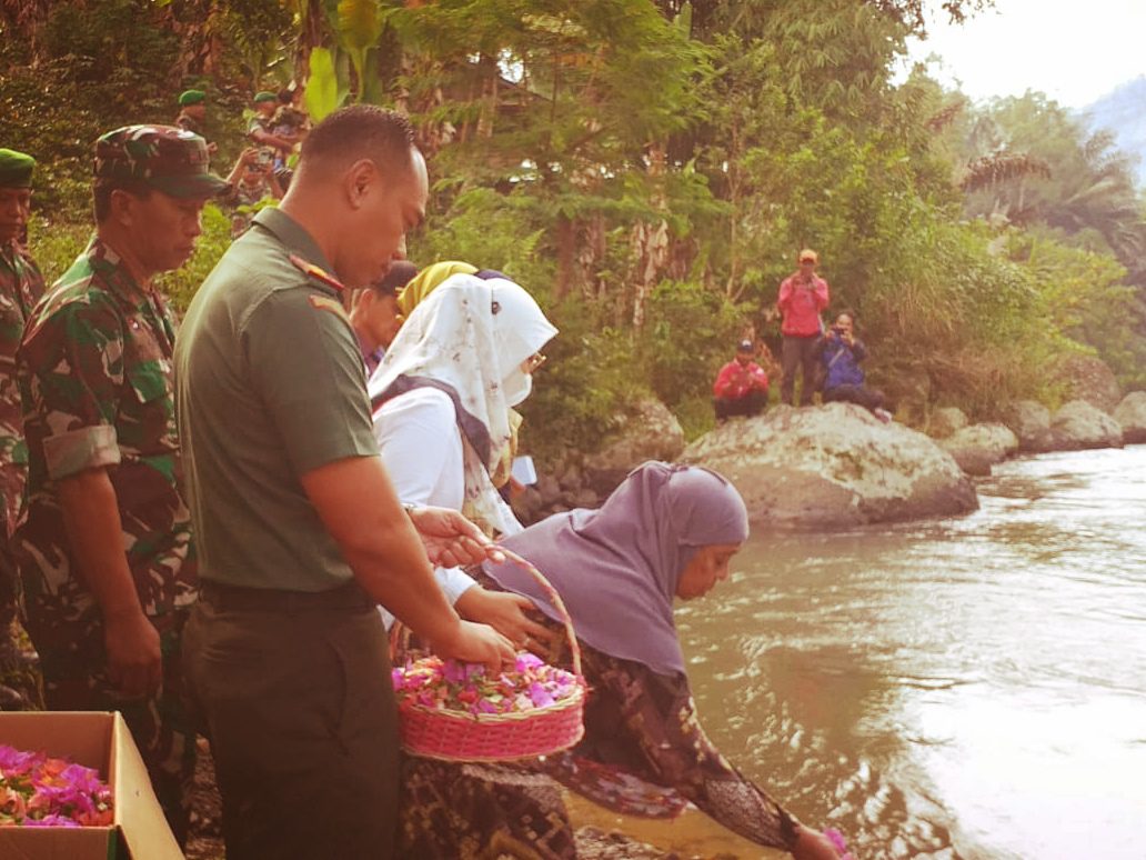 Serda Amir Belum Ditemukan, Keluarga-Kodim Tabur Bunga di Sungai Maiting Toraja Utara