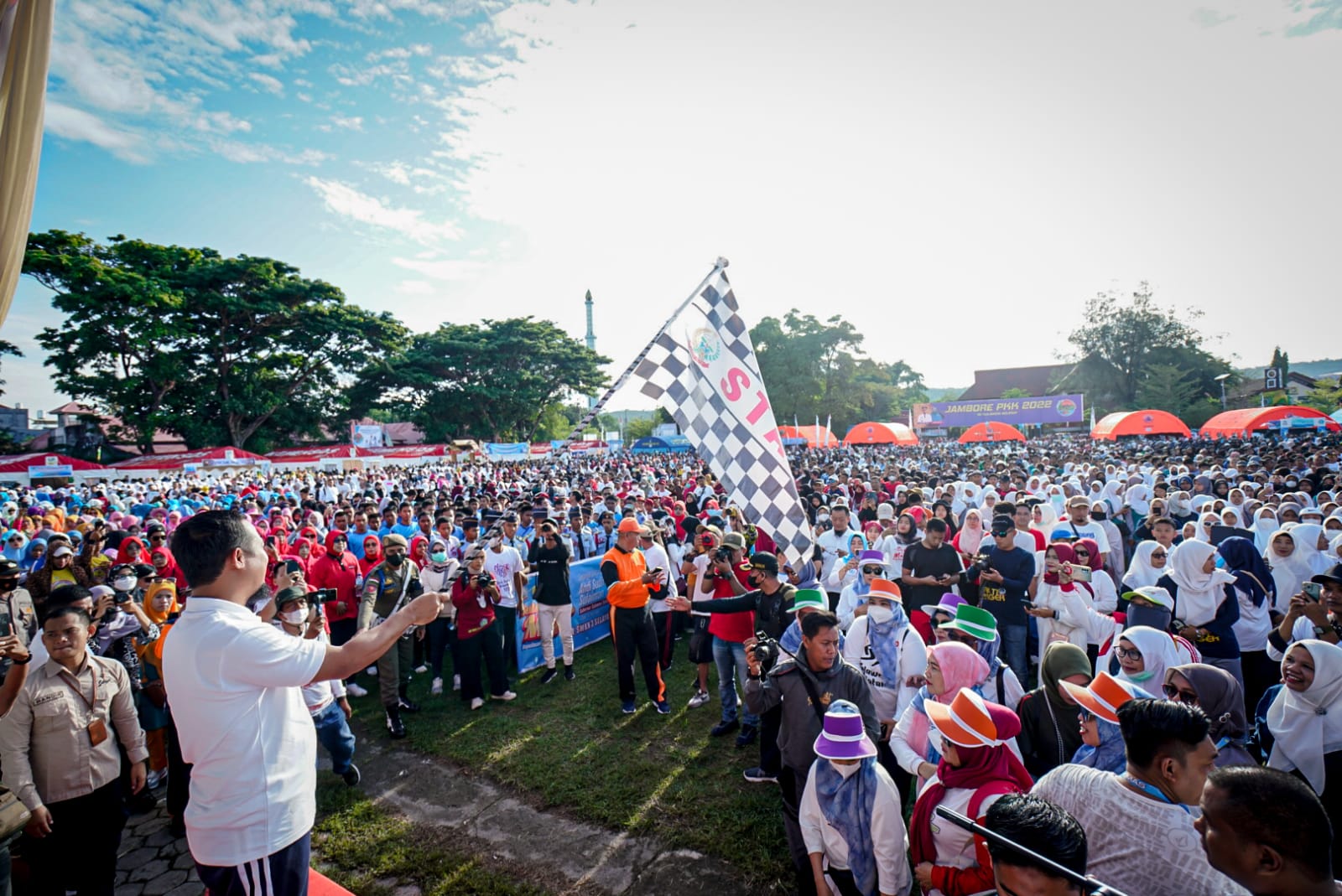 10 Ribu Peserta Padati Jalan Sehat Sulsel Anti Mager di Selayar 2 10 Ribu Peserta Padati Jalan Sehat Sulsel Anti Mager di Selayar