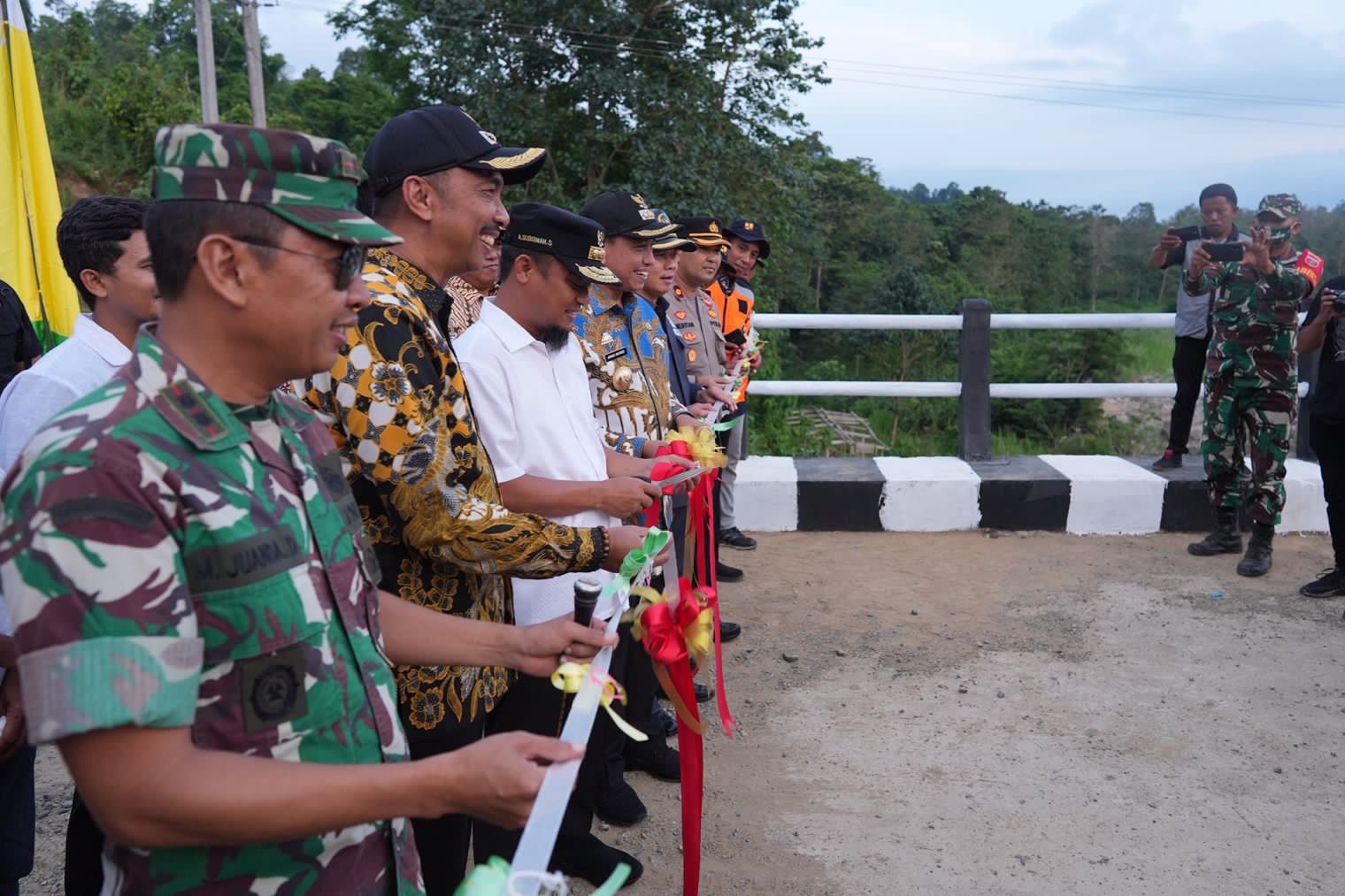 Resmikan Jembatan Lanrenge, Andi Sudirman: Puluhan Tahun Masyarakat Pakai Rakit Seberangkan Hasil Bumi