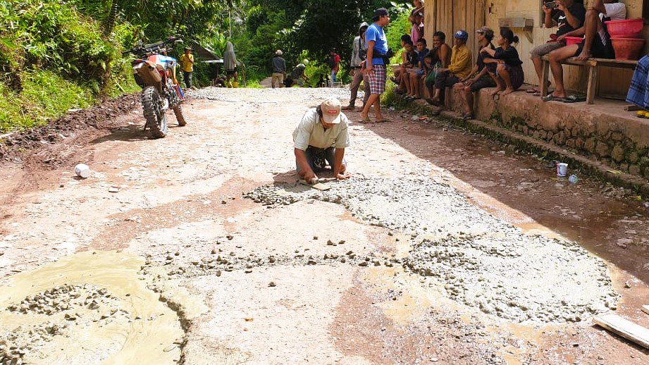 Warga-Perantau Patungan Perbaiki Jalan Rusak Di Batualu Tana Toraja