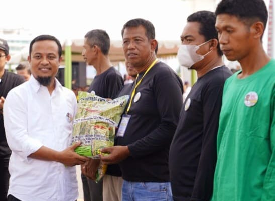 Gubernur Sulsel Kembali Salurkan Bantuan Pertanian Senilai Rp66 Miliar