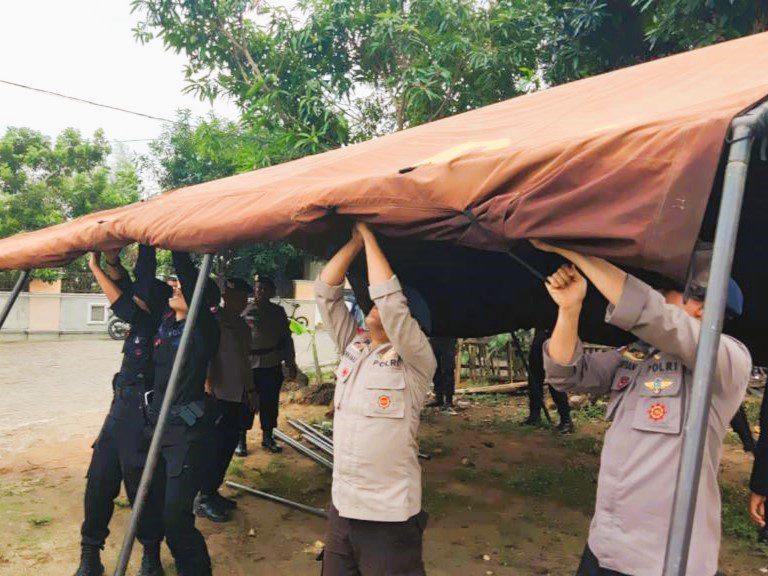 Brimob Polda Sulsel Bangun Tenda Darurat Lokasi Kebakaran di Bone 2 Brimob Polda Sulsel Bangun Tenda Darurat Lokasi Kebakaran di Bone
