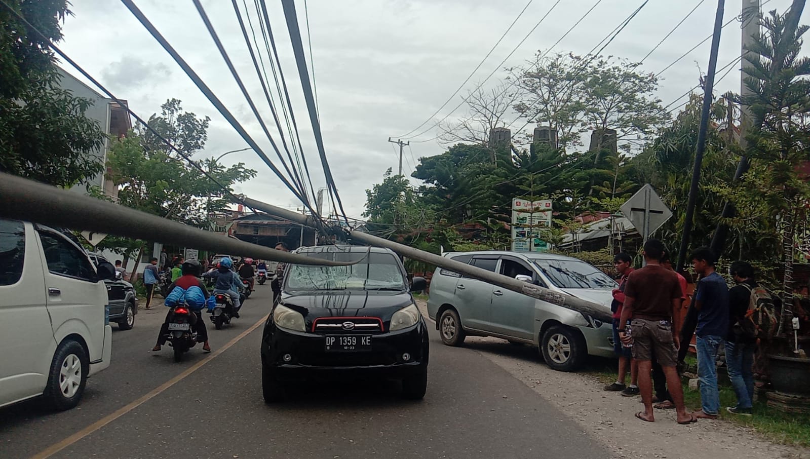 Tiang Listrik Timpa Mobil Dinas TNI di Makale Tana Toraja