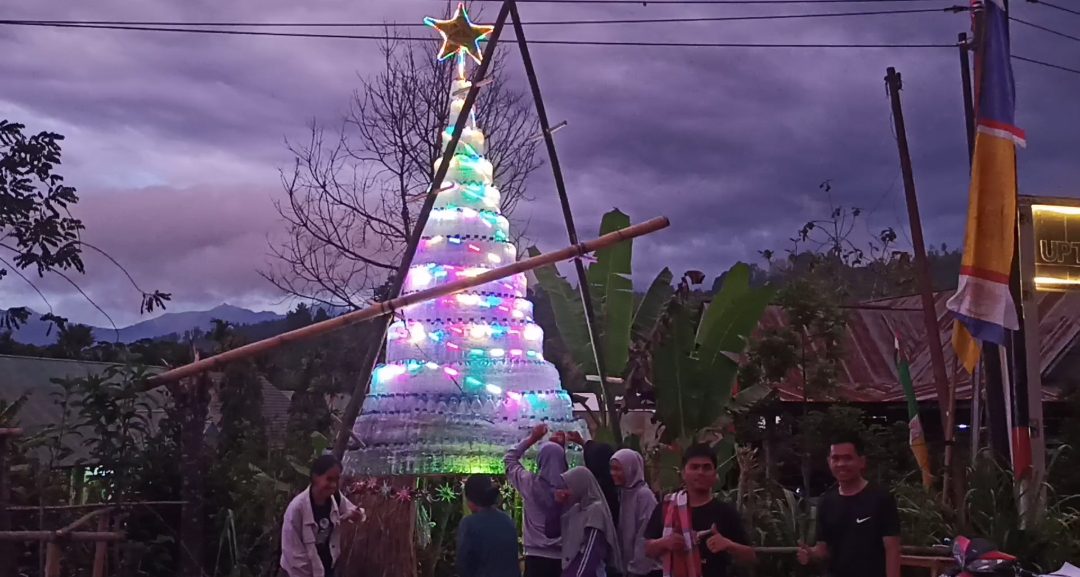 Jelang Natal 2022 Tana Toraja Dihiasi Pohon Natal, Ada Berbahan Sampah Botol Plastik